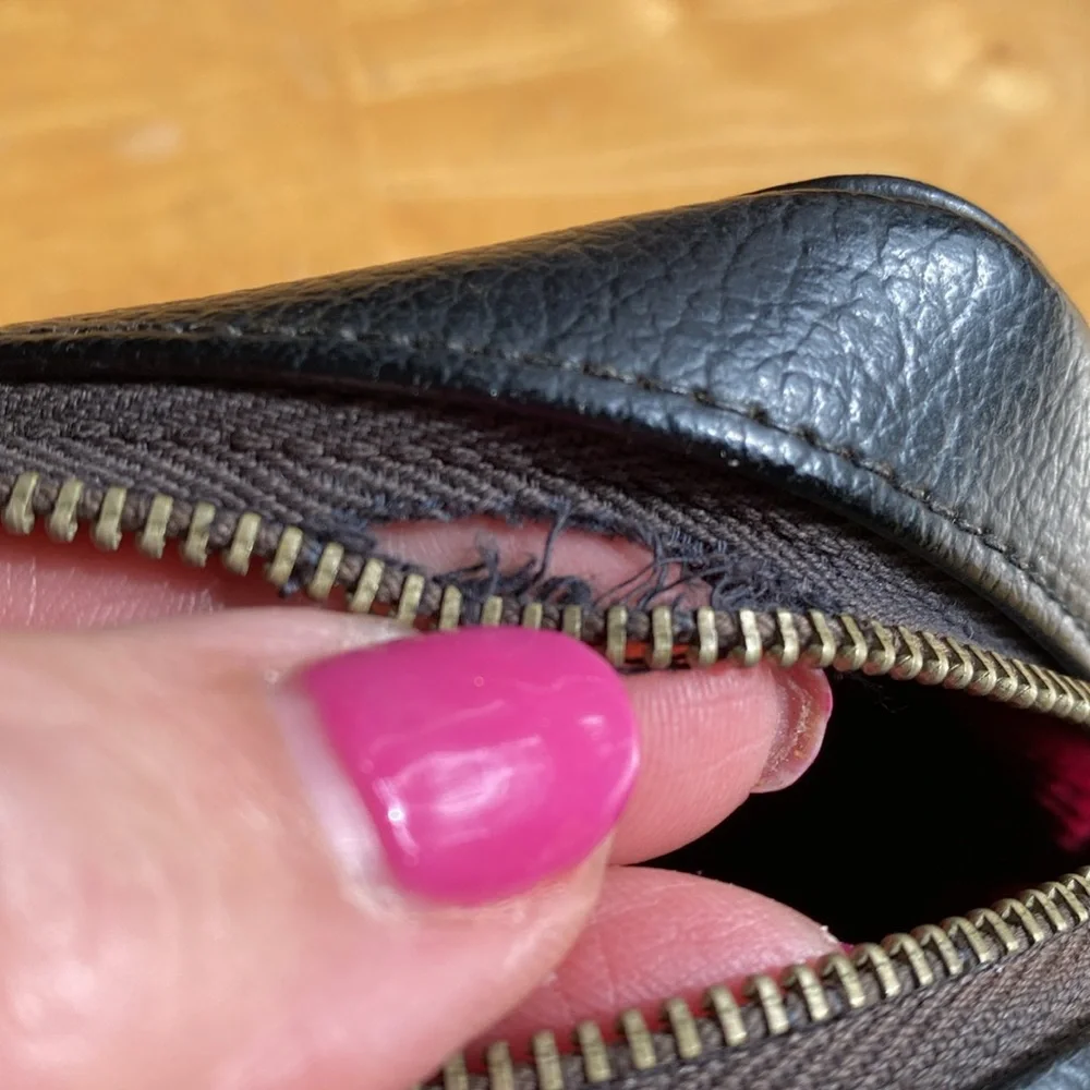 Vintage Nikon 3,5” case vintage with hole, the zipper is still working